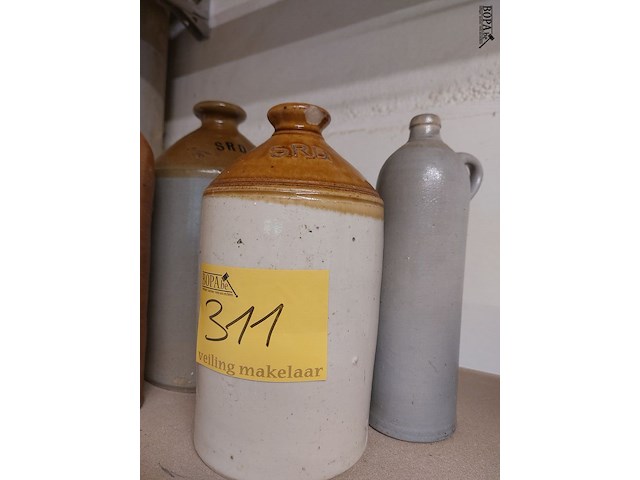 Lot 311 - vintage aardewerk kruiken, 5 stuks - afbeelding 3 van  3