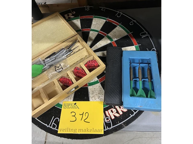 Lot 312 - dartsbord met toebehoren - afbeelding 3 van  3
