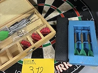 Lot 312 - dartsbord met toebehoren - afbeelding 3 van  3