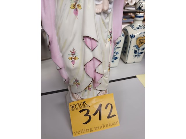 Lot 312 - heiligenbeeld in biscuit - afbeelding 3 van  4