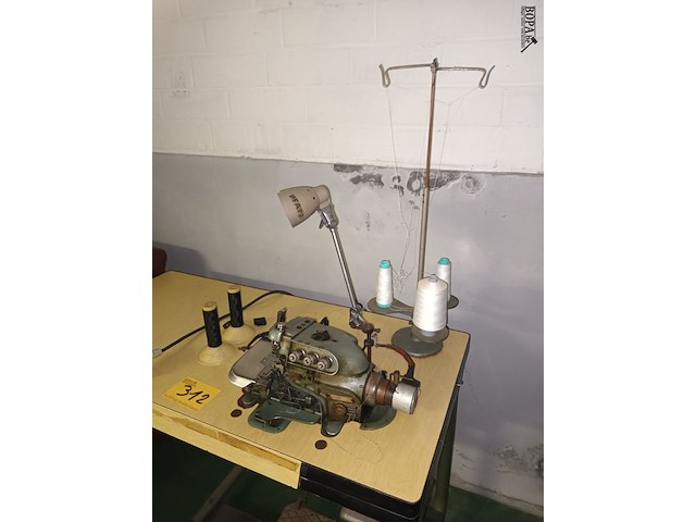 Lot 312 - industriële naaimachine pfaff - afbeelding 2 van  6