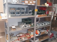 Lot 312 - metalen rek met inhoud. 2 stuks - afbeelding 1 van  6