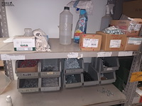 Lot 312 - metalen rek met inhoud. 2 stuks - afbeelding 2 van  6
