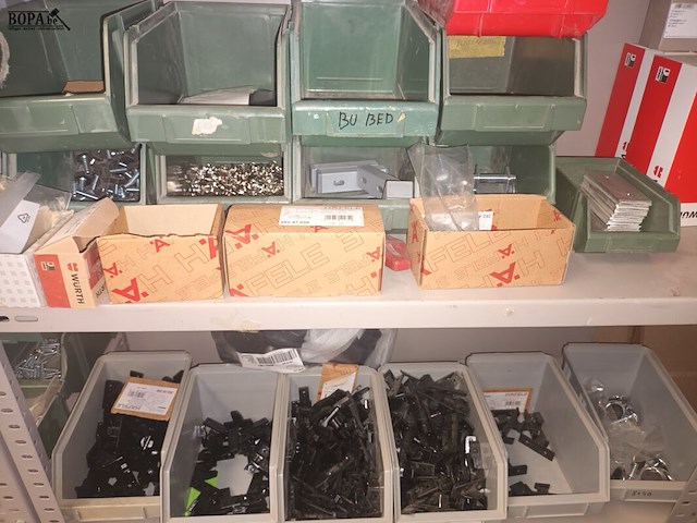 Lot 312 - metalen rek met inhoud. 2 stuks - afbeelding 4 van  6