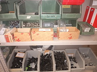 Lot 312 - metalen rek met inhoud. 2 stuks - afbeelding 4 van  6