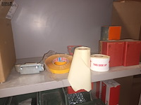 Lot 312 - metalen rek met inhoud. 2 stuks - afbeelding 5 van  6