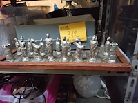 Lot 312 - vintage schaakspel - grieks-romeinse stijl - afbeelding 1 van  2