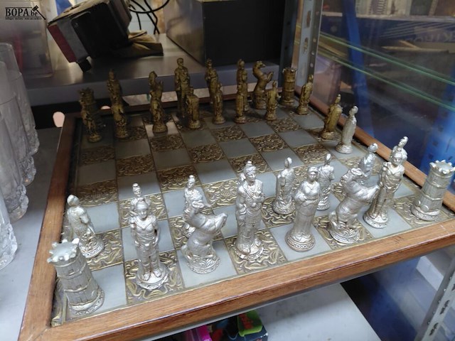 Lot 312 - vintage schaakspel - grieks-romeinse stijl - afbeelding 2 van  2