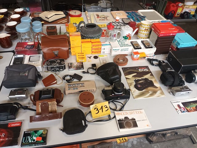 Lot 313 - fototoestellen en filmcamera’s. 10 stuks - afbeelding 1 van  9