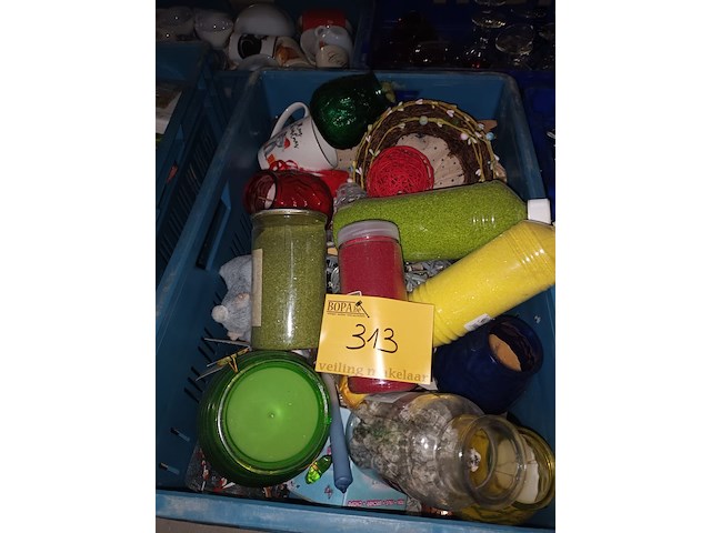 Lot 313 - kaarsen, sierzand en decoratie - afbeelding 1 van  3