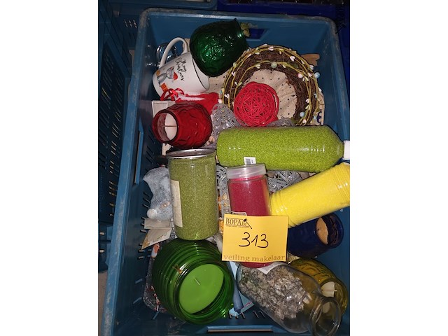 Lot 313 - kaarsen, sierzand en decoratie - afbeelding 2 van  3