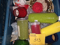 Lot 313 - kaarsen, sierzand en decoratie - afbeelding 2 van  3