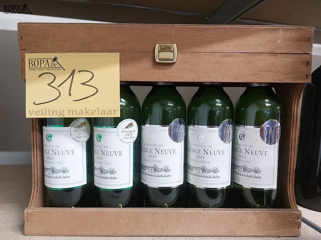 Lot 313 - wijnkist met lege flessen - afbeelding 1 van  2
