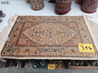 Lot 314 - handgeknoopt perzisch tapijt - afbeelding 1 van  4