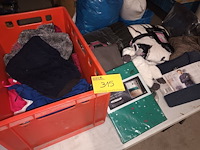 Lot 315 - kledij en tafellaken. 19 stuks - afbeelding 1 van  5