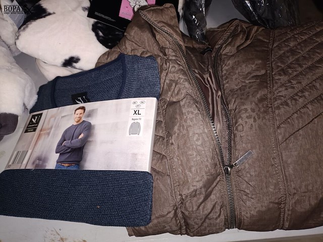 Lot 315 - kledij en tafellaken. 19 stuks - afbeelding 2 van  5