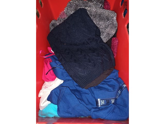 Lot 315 - kledij en tafellaken. 19 stuks - afbeelding 5 van  5