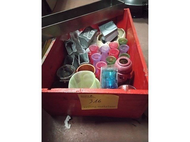 Lot 316 - lot decoratief gekleurde glaswerk - afbeelding 1 van  2