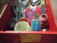 Lot 316 - lot decoratief gekleurde glaswerk - afbeelding 1 van  2