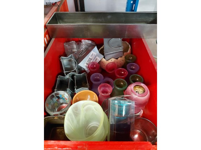 Lot 316 - lot decoratief gekleurde glaswerk - afbeelding 2 van  2