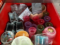 Lot 316 - lot decoratief gekleurde glaswerk - afbeelding 2 van  2