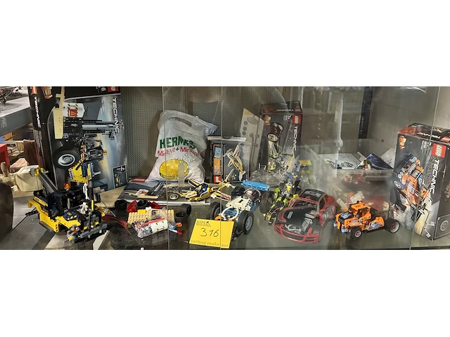Lot 316 - lot lego technic - afbeelding 1 van  5