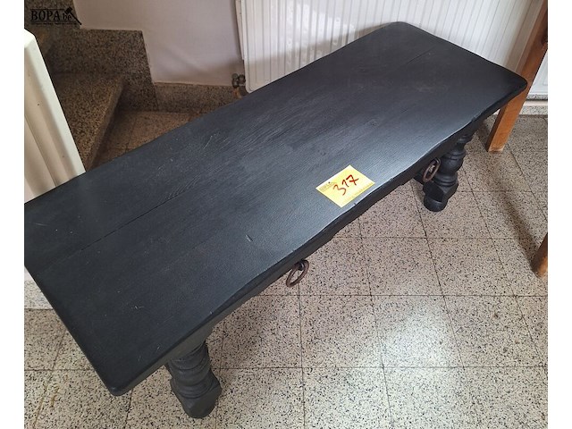 Lot 317 - zwarte houten salontafel - afbeelding 1 van  2