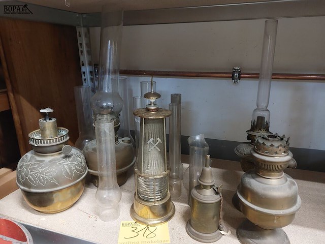 Lot 318 - olie lampen en mijnwerkerslampen - afbeelding 1 van  3