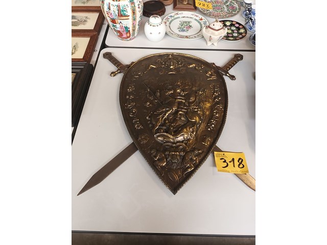 Lot 318 - sierschild met zwaarden - afbeelding 1 van  4