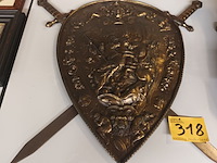 Lot 318 - sierschild met zwaarden