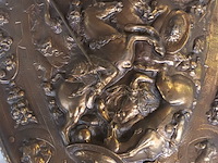 Lot 318 - sierschild met zwaarden - afbeelding 2 van  4