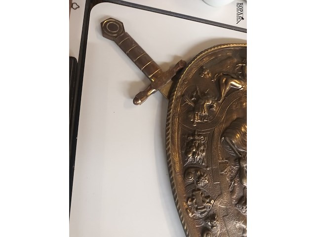 Lot 318 - sierschild met zwaarden - afbeelding 3 van  4