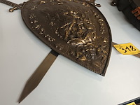 Lot 318 - sierschild met zwaarden - afbeelding 4 van  4