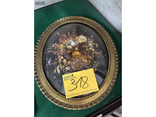 Lot 318 - vintage wanddecoratie bloemen - afbeelding 1 van  2