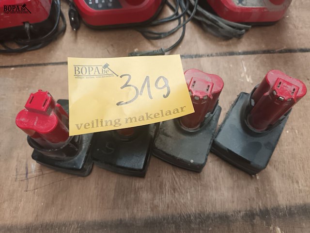 Lot 319 - accu’s milwaukee. 4 stuks - afbeelding 1 van  4