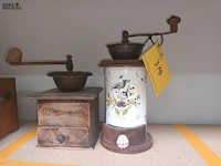 Lot 319 - koffiemolen. 2 stuks