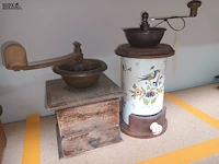 Lot 319 - koffiemolen. 2 stuks - afbeelding 3 van  3
