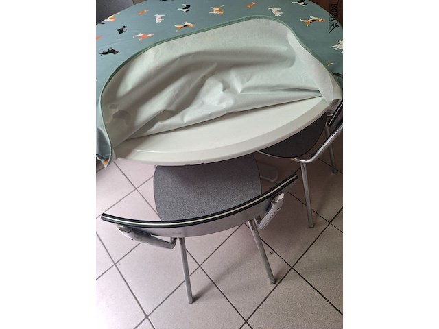 Lot 319 - ronde keukentafel met 4 stoelen - afbeelding 2 van  4