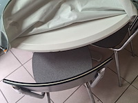 Lot 319 - ronde keukentafel met 4 stoelen - afbeelding 2 van  4
