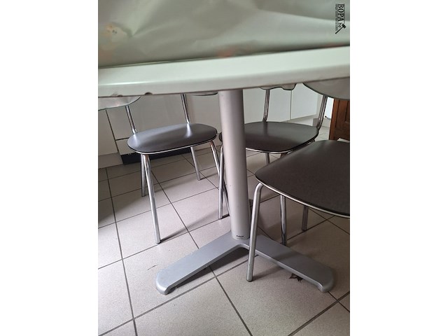 Lot 319 - ronde keukentafel met 4 stoelen - afbeelding 3 van  4