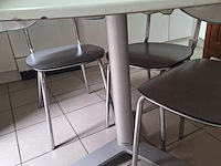 Lot 319 - ronde keukentafel met 4 stoelen - afbeelding 3 van  4