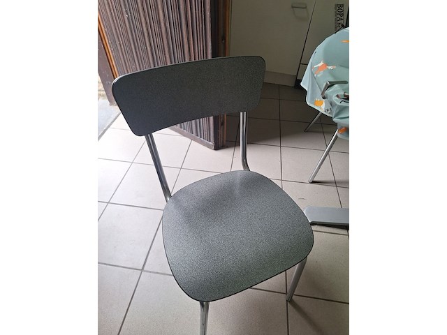Lot 319 - ronde keukentafel met 4 stoelen - afbeelding 4 van  4