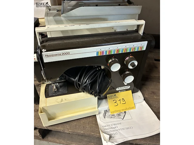 Lot 319 - vintage naaimachine husqvarna 2000 - afbeelding 1 van  4