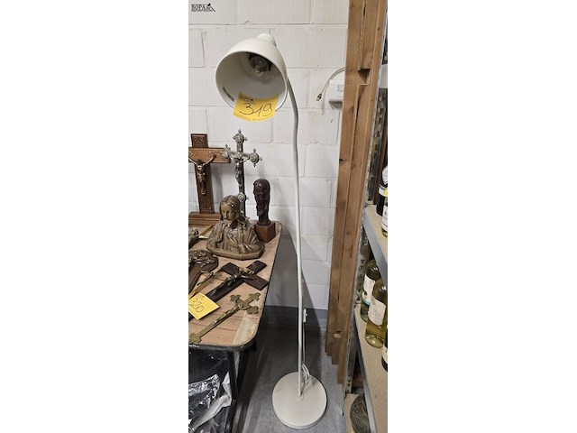 Lot 319 - witte metalen staanlamp h ong 146 cm - afbeelding 1 van  4