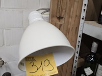 Lot 319 - witte metalen staanlamp h ong 146 cm - afbeelding 2 van  4