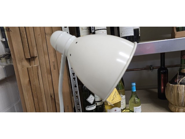 Lot 319 - witte metalen staanlamp h ong 146 cm - afbeelding 3 van  4