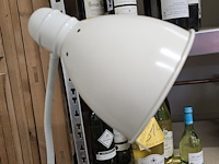 Lot 319 - witte metalen staanlamp h ong 146 cm - afbeelding 3 van  4