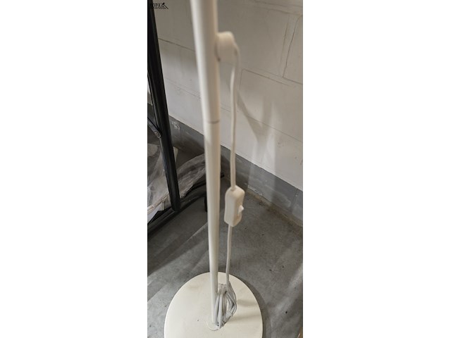 Lot 319 - witte metalen staanlamp h ong 146 cm - afbeelding 4 van  4