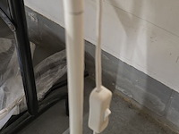 Lot 319 - witte metalen staanlamp h ong 146 cm - afbeelding 4 van  4
