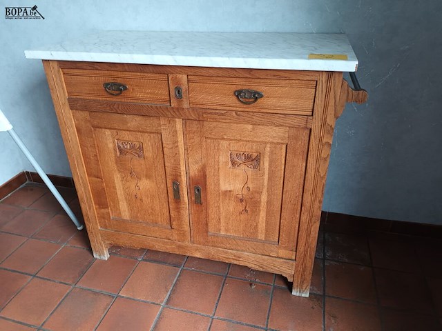 Lot 32 - antiek houten kastje - afbeelding 2 van  5
